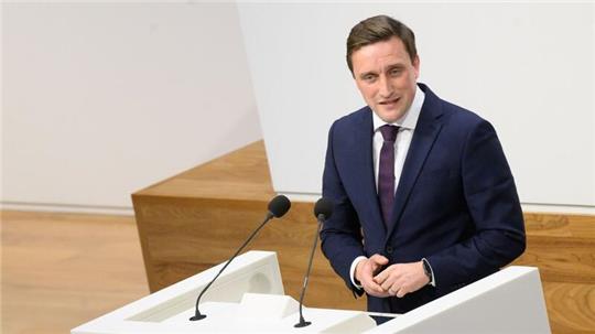 CDU-Fraktionschef Sebastian Lechner spricht im Landtag Niedersachsen.