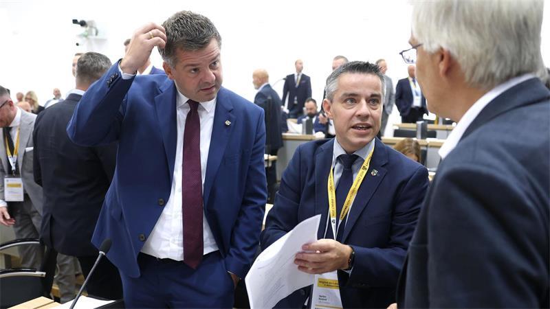 CDU-Fraktionschef Sven Schulze und der parlamentarische Geschäftsführer der CDU-Fraktion, Stefan Ruland, im Gespräch im Landtag. (Archivbild) 