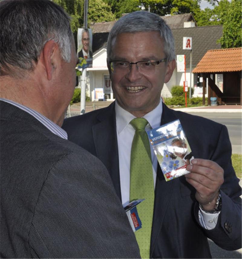 CDU-Kandidat Michael Roesberg hat vor dem Edeka-Markt in Kutenholz „Vergissmeinnicht“ verteilt.