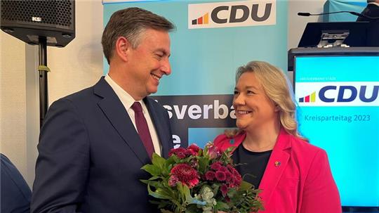 CDU-Kreisparteitag im Hollerner Hof: David McAllister gratuliert Melanie Reinecke zur Wiederwahl.