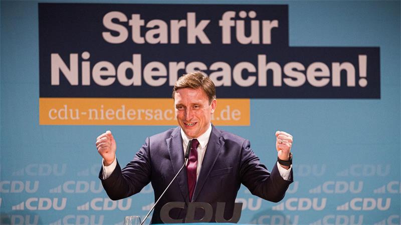 CDU-Landeschef Sebastian Lechner spricht bei einer Wahlkampfveranstaltung mit Bundeskanzler Friedrich Merz (CDU) in Langenhagen bei Hannover.