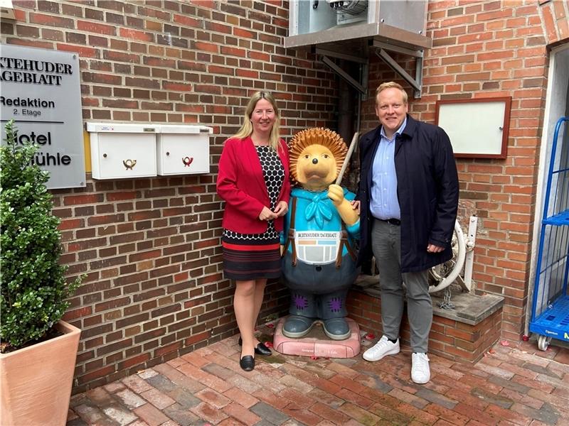 Politik darf Spaß machen – Junge-Union-Bundesvorsitzender zu Gast in Buxtehude CDU-Landtagskandidatin Birgit Butter und Junge-Union-Bundesvorsitzender Tilman Kuban. Foto: Möller