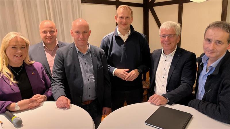 CDU-Politiker, Landwirtschaftsvertreter und Experten sprachen über die geplante Wiedervernässung von Moorflächen (von links): Melanie Renecke, Heino Klintworth, Jan Plath, Claus Seebeck, Dr. Frank Schmädeke und Dr. Arno Krause.