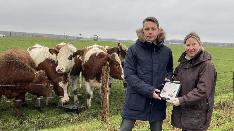 Angst vor Wolfsangriffen: Harsefelder Eltern fordern Schutz für ihre Kinder CDU-Politiker unter sich: Markus Eisenblätter übergibt den Forderungskatalog aus Harsefeld an die Landtagsabgeordnete Birgit Butter.