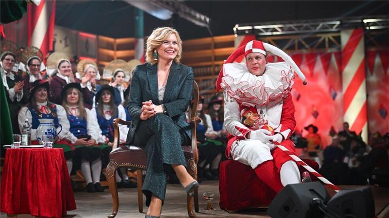 CDU-Politikerin Julia Klöckner sitzt vor dem Stockacher Narrengericht.