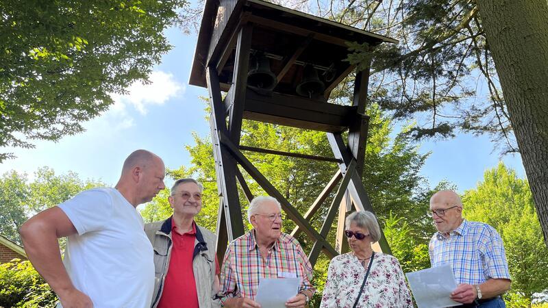 CDU-Ratsherr Ralf Kimmel fordert mit den Senioren Paul Müller, Heinrich und Sabine Pralle und Werner Tiedemann den Neubau des Glockenturms auf dem Friedhof in Dollern (von links).