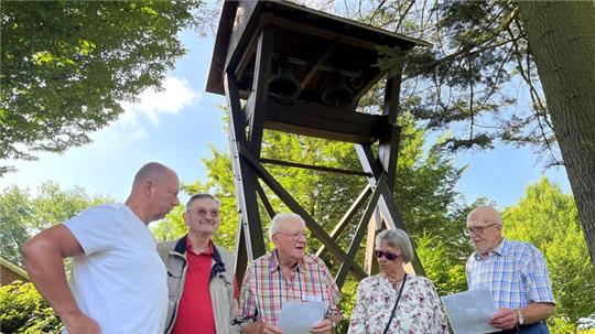 CDU-Ratsherr Ralf Kimmel fordert mit den Senioren Paul Müller, Heinrich und Sabine Pralle und Werner Tiedemann den Neubau des Glockenturms auf dem Friedhof in Dollern (von links).