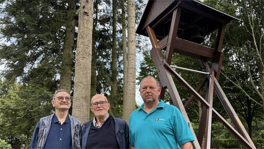 CDU-Ratsherr Ralf Kimmel (rechts) steht mit den Dollernern Paul Müller und Werner Tiedemann vor dem frisch sanierten Glockenturm.