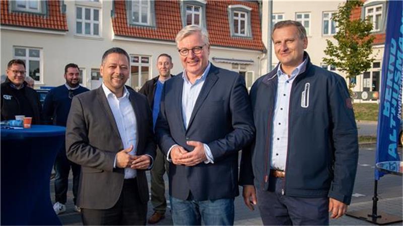 CDU-Spitzenkandidat Bernd Althusmann (Mitte) mit Denis Ugurcu (links) und Claus Seebeck. Foto: Scheschonka