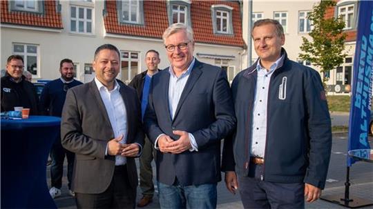 CDU-Spitzenkandidat Bernd Althusmann (Mitte) mit Denis Ugurcu (links) und Claus Seebeck. Foto: Scheschonka