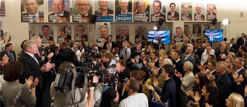 CDU-Spitzenkandidat Bernd Althusmann spricht in den Fraktionsräumen der CDU im Niedersächsischen Landtag in Hannover zu seinen Parteifreunden; den „Wahlkreis 51 – Seevetal“ hat der frühere Kultusminister knapp mit 38,6 Prozent der Stimmen g