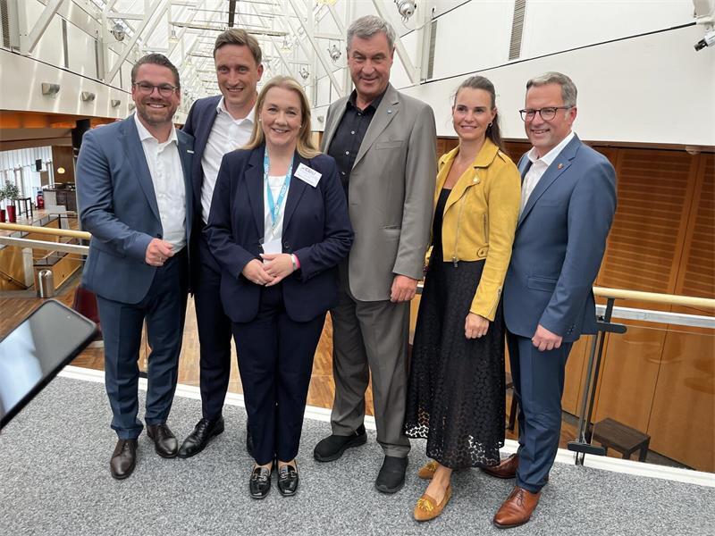 Drinnen Lacher, draußen Protest: So lief Söders Stade-Auftritt CDU-Wahlkampf in Stade (von links): Bürgermeisterkandidat Arne Kramer, Sebastian Lechner, Landtagsabgeordnete Melanie Reinecke, Markus Söder, Bundestagsabgeordnete Vanessa Zobel und Landrat Kai Seefried.