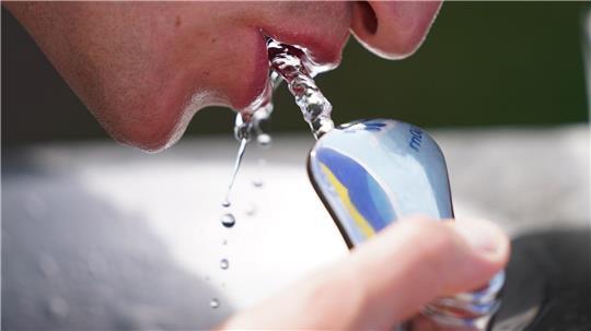 CDU und Sozialverband fordern zum Hitzeaktionstag mehr Wasserspender für Hamburg (Archivbild).