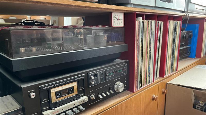 Handgranaten und schimmelige Klaviere: Ein Tag mit den Stader WEGräumern CDs, Kassetten, Schallplatten: Der ehemalige Bewohner dieser Wohnung war wohl ein Musikfan.