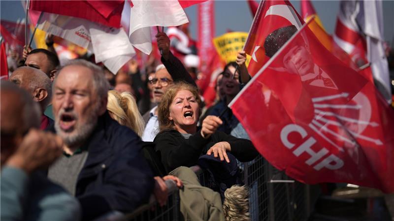 Massenprotest in Istanbul gegen Imamoglus Verhaftung CHP-Anhänger demonstrieren in Istanbul gegen die Festnahme von Bürgermeister Imamoglu.