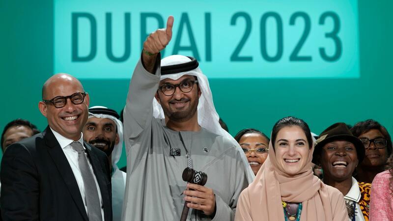 COP-Präsident Sultan al-Dschaber (M) mit UN-Klimachef Simon Stiell und COP28-Chefunterhändlerin Hana Al-Hashimi.