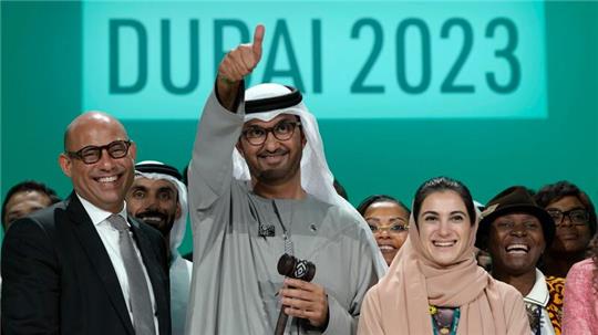 COP-Präsident Sultan al-Dschaber (M) mit UN-Klimachef Simon Stiell und COP28-Chefunterhändlerin Hana Al-Hashimi.