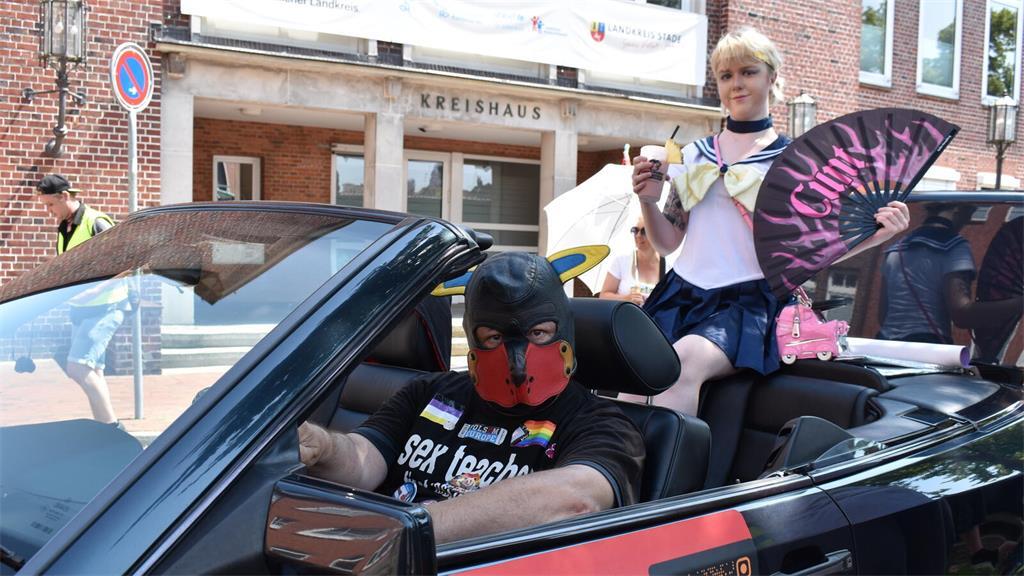 CSD Stade 2026 Für den Anfang bildet das Cabrio die Spitze des Demonstrationszug...
