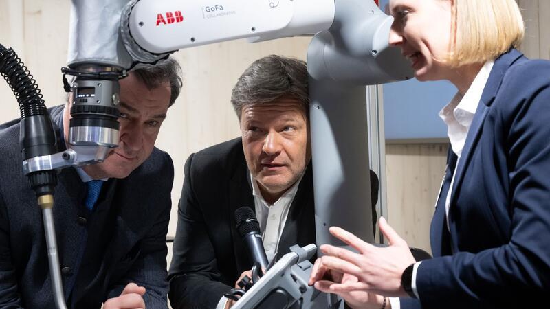 Söder schließt Schwarz-Grün weiter aus CSU-Chef Markus Söder kann sich eine schwarz-grüne Bundesregierung nicht vorstellen - und begründet das auch mit Robert Habecks Arbeit als Wirtschaftsminister. (Archivbild)