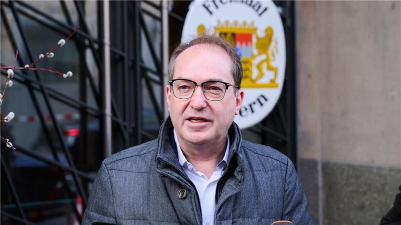 CSU-Landesgruppenchef Alexander Dobrindt nimmt an den Koalitionsverhandlungen teil. Wann die neue Koalition steht, ist noch offen. Der Verfassungsschutz rechnet bis zur Regierungsbildung mit weiteren russischen Störversuchen.