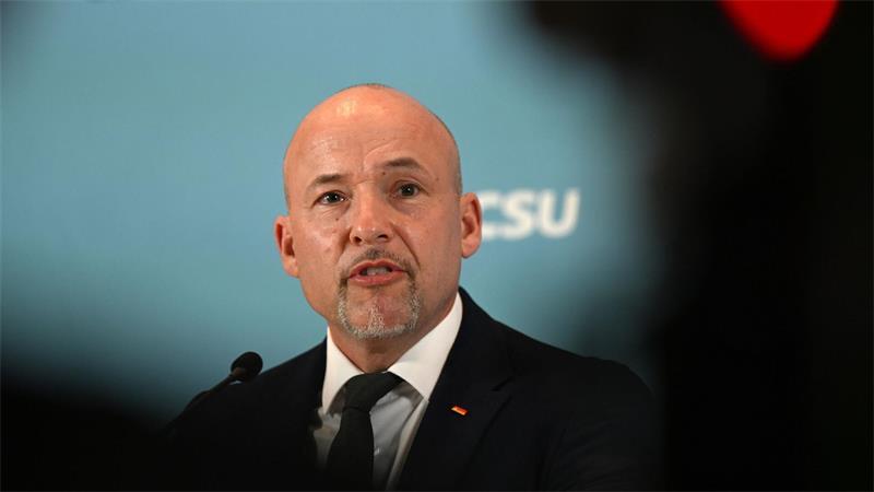 CSU-Landesgruppenchef Alexander Hoffmann wies die SPD vor der Sitzung des Koalitionsausschusses mit Blick auf die Gespräche über die Regierungsbildung in Berlin auf eine Formulierung aus dem Koalitionsvertrag hin. 