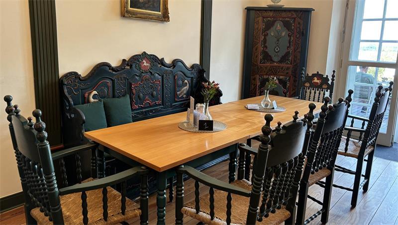 Kuchen essen wie eine Gräfin im Schlosscafé in Agathenburg Café-Besucher können ihren Butterkuchen auch auf der fast 200 Jahre alten Hochzeitsbank der Familie zum Felde essen.