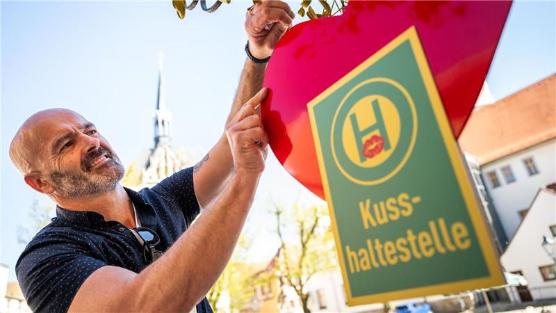 Café-Betreiber Jost Samorski will mit seiner „Kusshaltestelle“ in Eisenberg Passanten zum Küssen animieren. 