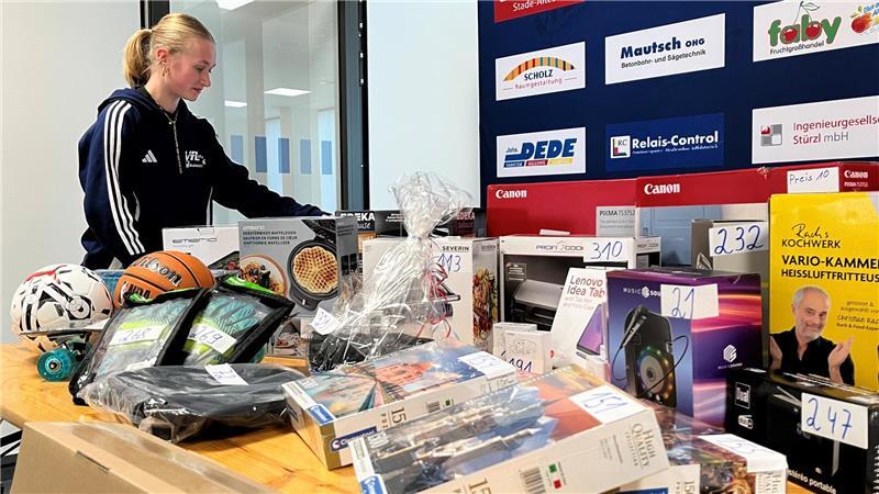 Caja Bösch von der ersten Frauenmannschaft des VfL Güldenstern Stade drapiert die Tombola-Preise.