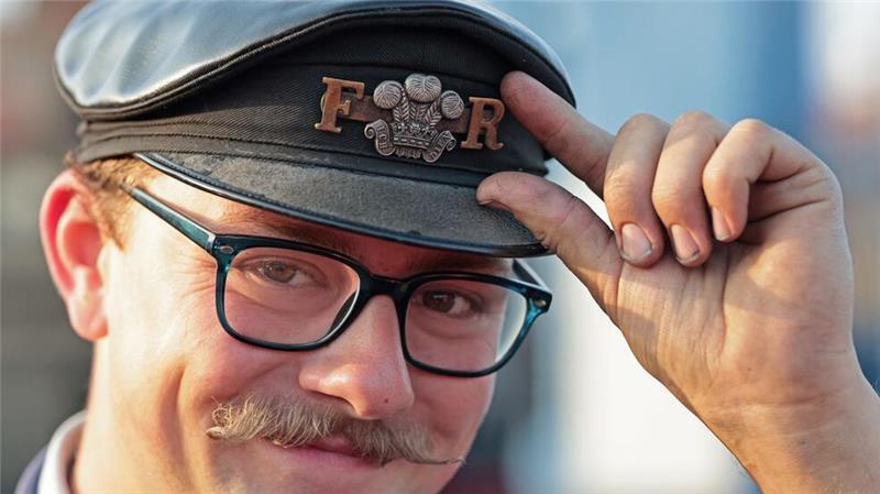 Caleb Lovegrove ist mit einem deutschen Heizer der Harzer Schmalspurbahnen befreundet.