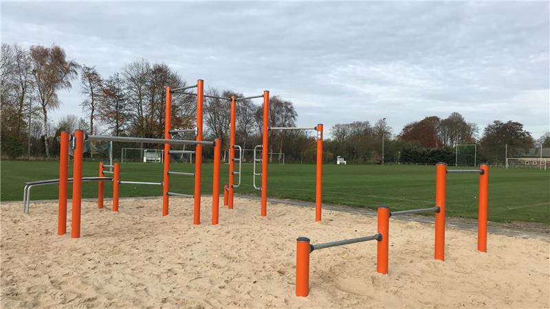 Calisthenics-Anlage oder eine Sportstation, die für Körpergewichtsübungen wie Klimmzüge, Hängestütze und verschiedene Dehn- sowie Kraftübungen genutzt werden kann.