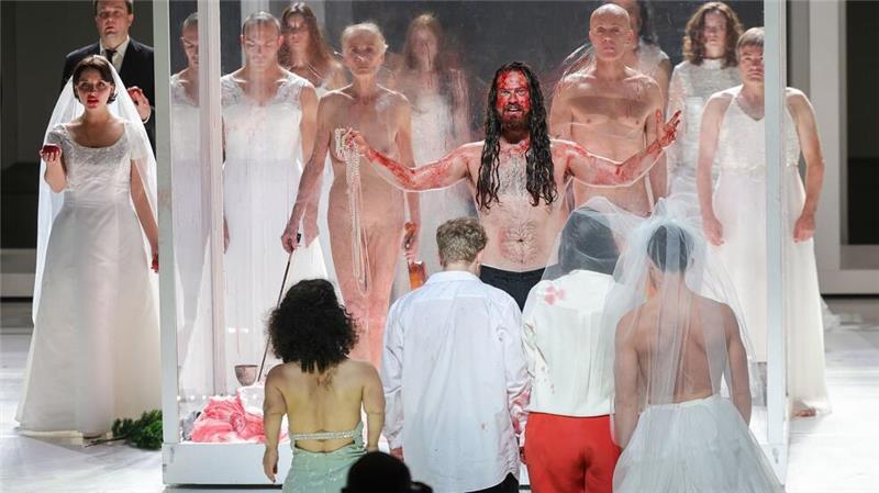 Umjubelte Premiere von Carl Orffs „Trionfi“ an Staatsoper Calixto Bieito ist für seine gewalttätigen und sexuell aufgeladenen Inszenierungen bekannt.