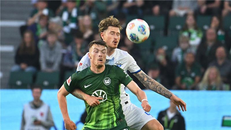 Calvin Brackelmann vom SC Paderborn und der Wolfsburger Dzenan Pejcinovic (vorne) im Zweikampf.