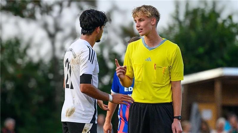 Jetzt abstimmen: Das sind die Kandidaten für das Sportstipendium Calvin Meglin bei einem umkämpften Derby, das den jungen Schiri und seine Assistenten einige Male herausforderte.