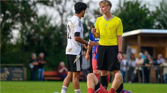 Calvin Meglin bei seinem Einsatz in Hedendorf gegen den FC O/O, es war ein umkämpftes Derby, das den jungen Schiri und seine Assistenten einige Male herausforderte.