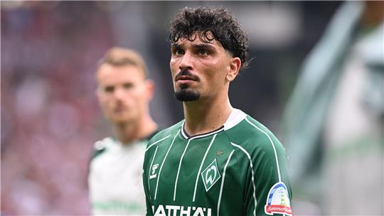 Cameron Puertas Castro (Werder Bremen) geht nach der Niederlage über den Platz.