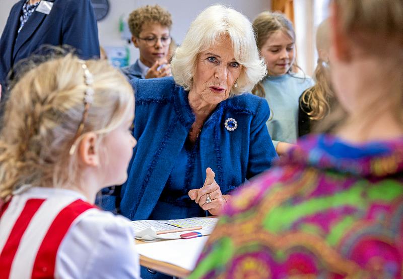 Camilla las Hamburger Grundschülern aus dem Buch „Grüffelo“ vor. Foto: dpa