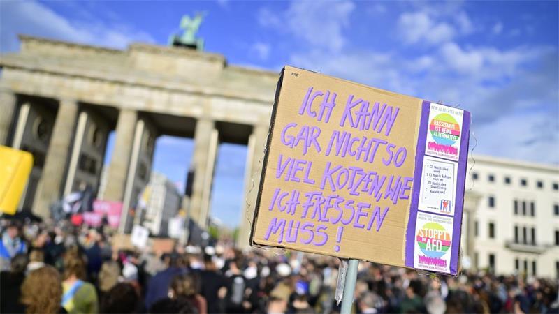 Tausende protestieren gegen die AfD Campact und Fridays for Future hatten zu der Kundgebung am Brandenburger Tor aufgerufen.