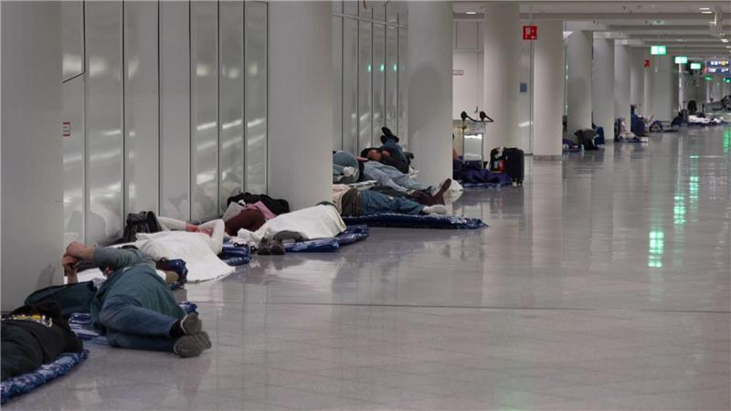 Bilder des Tages Campieren auf dem Flughafen - Airport München stoppt erneut den Betrieb wegen Drohnenalarm