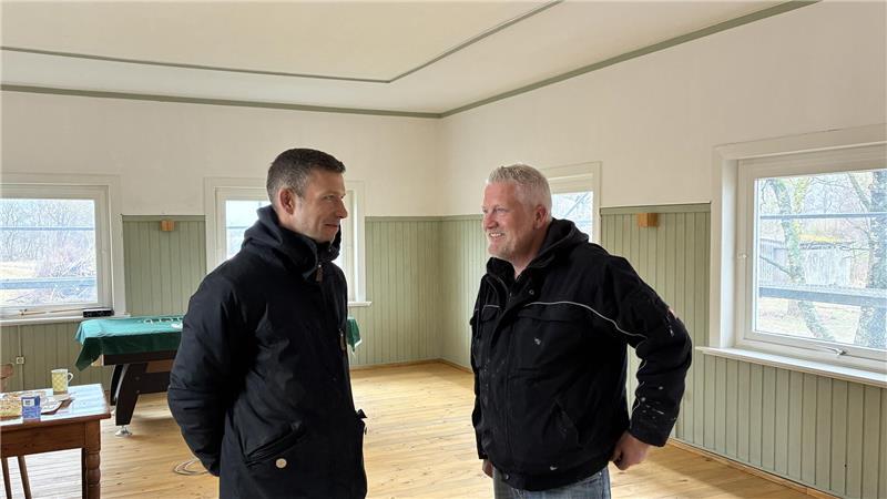 Campingplatz-Betreiber Philipp Köhnken mit Lühesand-Betriebsleiter Manfred Gronau im Gespräch im sanierten Gasthaus (von links).