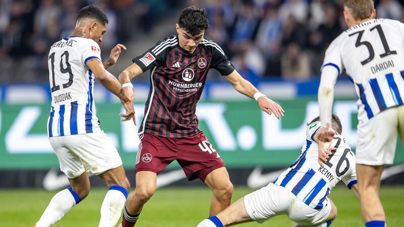Can Uzun (2.v.l.) und der 1. FC Nürnberg trennten sich von Hertha 3:3.
