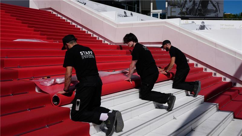 Cannes: Der rote Teppich kommt – Crew bereitet das Palais des Festivals für die Eröffnung der 79. Filmfestspiele vor