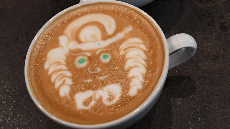Cappuccinos und Lattes gelingen auch mit Hafermilch.