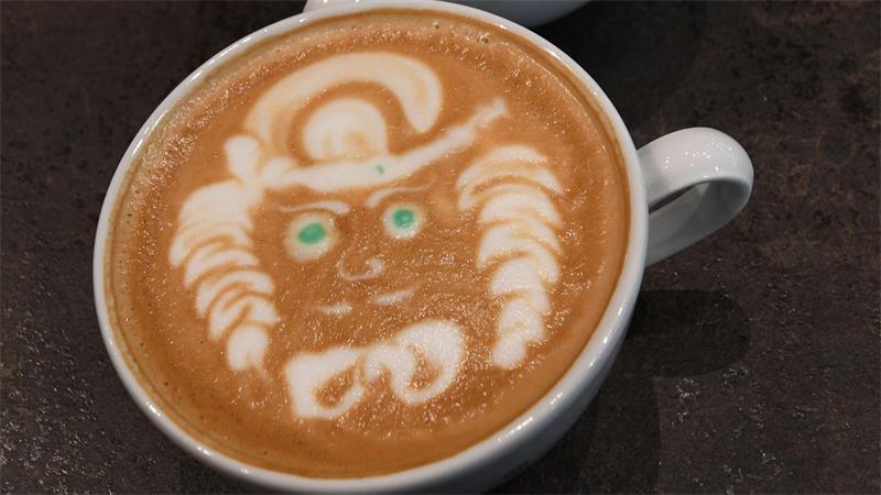 Volles Aroma: 7 Kaffee-Trends, die Genießer überzeugen Cappuccinos und Lattes gelingen auch mit Hafermilch.