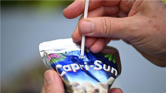 Capri-Sun kämpft seit zwei Jahren um eine Rückkehr zu Plastikstrohhalmen – Kunden hätten sich etwa über den Papiergeschmack beim Trinken beschwert, sagt das Unternehmen. (Symbolbild)