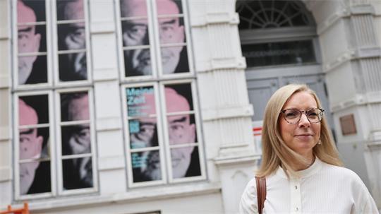 Caren Heuer, Direktorin des Lübecker Buddenbrookhauses, steht vor dem geschlossenen Buddenbrookhaus in der Lübecker Altstadt.