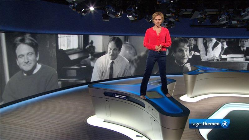 Großer Abschied für Caren Miosga Caren Miosga 2014 auf dem Moderatorentisch in Erinnerung an den verstorbenen Schauspieler Robin Williams.
