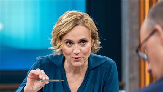 Caren Miosga (l) hat den renommierten Sendeplatz Anfang des Jahres von Anne Will übernommen.