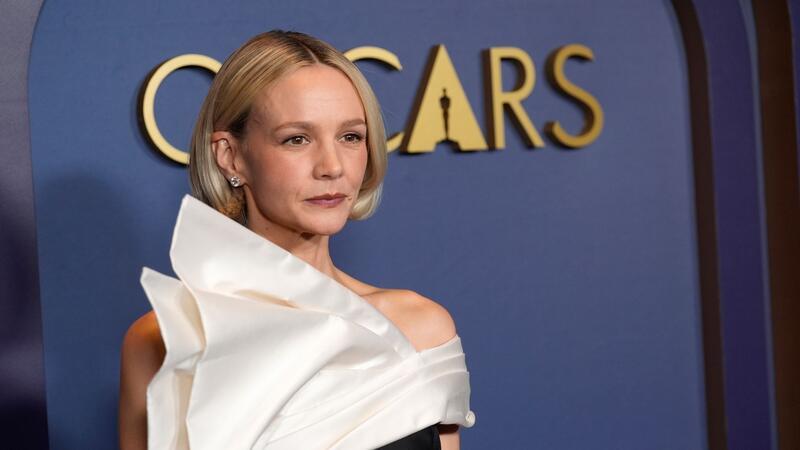 Carey Mulligan hat sich für ein schwarz-weißes Outfit des französischen Labels Céline entschieden.
