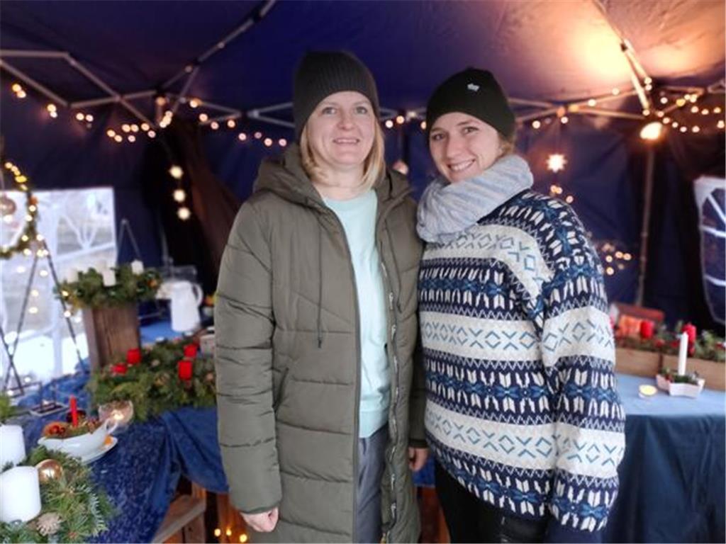 Carina Granz (links) bietet mit Friederike Vollmann Handwerksarbeit an.