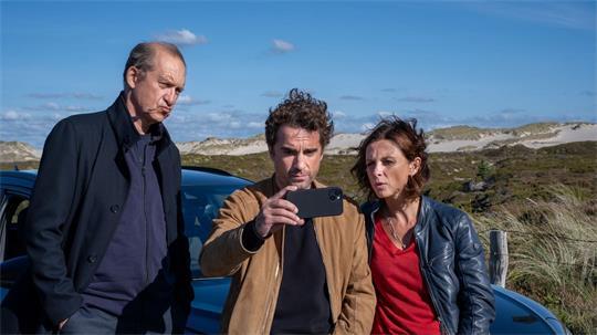 Carl Sievers (Peter Heinrich Brix, l-r), Hinnerk Feldmann (Oliver Wnuk) und Ina Behrendsen (Julia Brendler).
